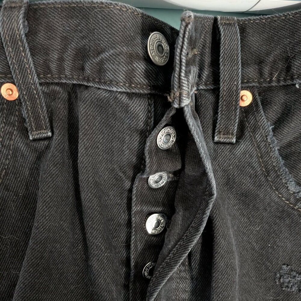 Levis 501 Women's Button Fly Black Denim Cut Off Jean Shorts (Size 31) - Picture 3 of 4